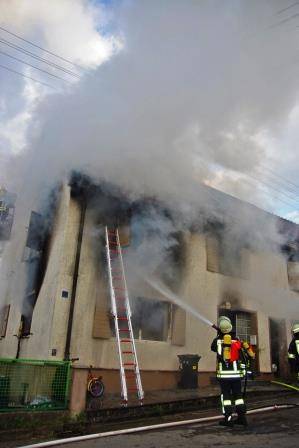 Schlimmer Brand in ziemetshausen, bei dem fünf Menschen teils lebensbedrohlich verletzt wurden.