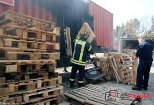 Freiwillige Feuerwehr Leipheim übte im Brandcontainer.
