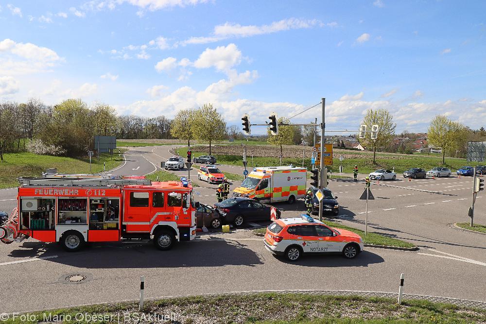 Zwei Fahrzeuge waren am heutigen Sonntagnachmittag, 23.04.2023, an einem Auffahrunfall an einer Kreuzung auf der Bundesstraße beteilig.