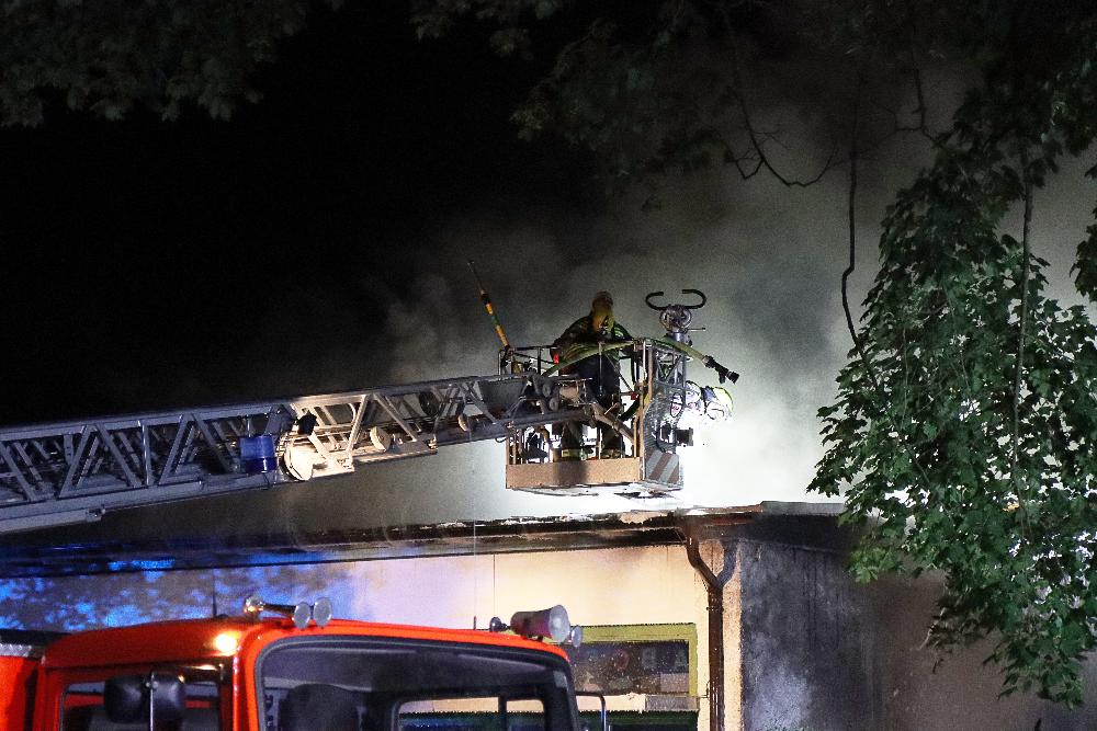 In Günzburg war es in den frühen Samstagmorgenstunden zu einem Brand gekommen, bei dem ein Kindergarten stark beschädigt wurde.