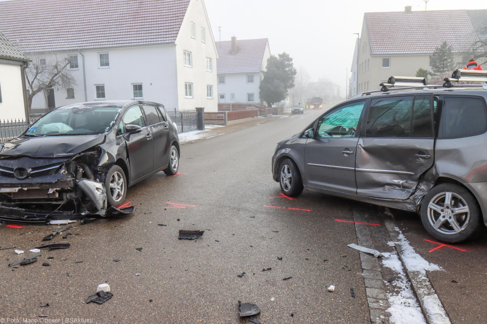 Am Samstagvormittag, 20.01.2024, kam es in der Ortsmitte von Deubach zu einem Verkehrsunfall, der glücklicherweise nur leichte Verletzungen zur Folge hatte. Der Unfall ereignete sich auf der Ellerbachstraße, einer belebten Ortsdurchfahrt, und betraf zwei Fahrzeuge.