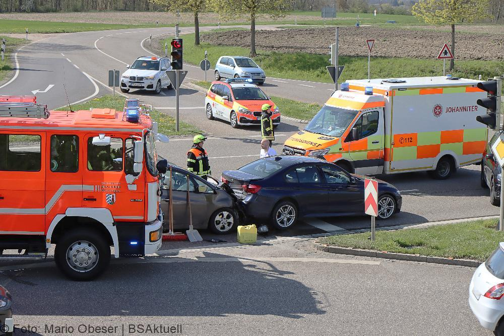 Zwei Fahrzeuge waren am heutigen Sonntagnachmittag, 23.04.2023, an einem Auffahrunfall an einer Kreuzung auf der Bundesstraße beteilig.