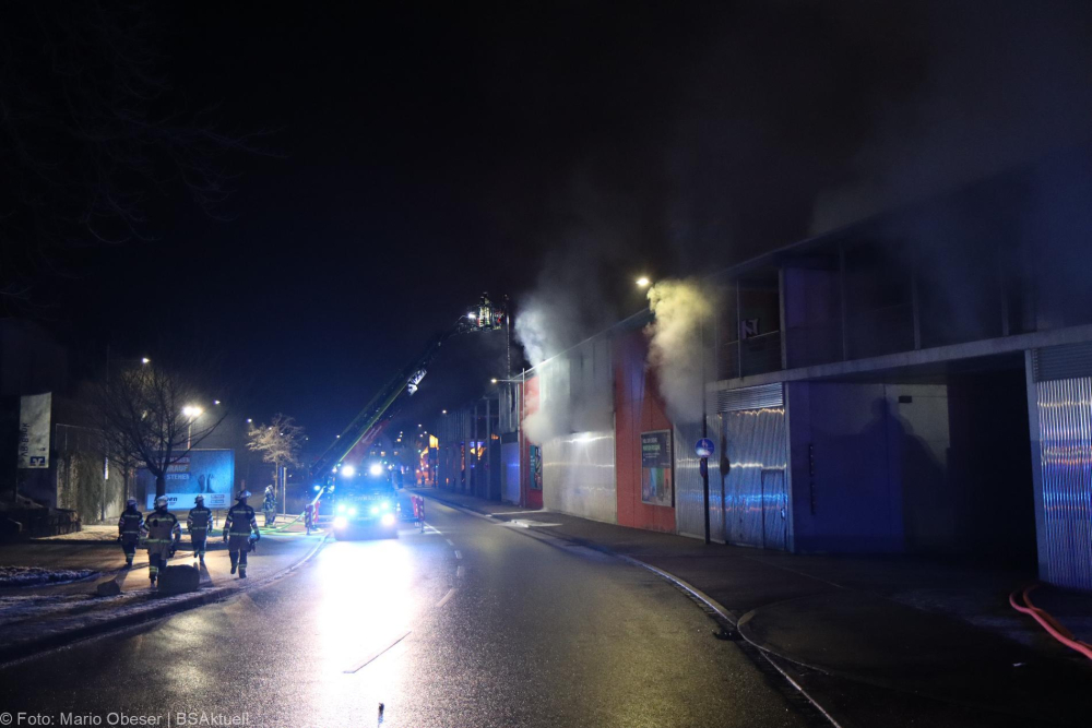 Einsatzkräfte wurden am frühen Sonntagmorgen, gegen 01.47 Uhr, zu einem Busdepot im Bereich des Bahnhofes in Günzburg zu einer starken Rauchentwicklung alarmiert.