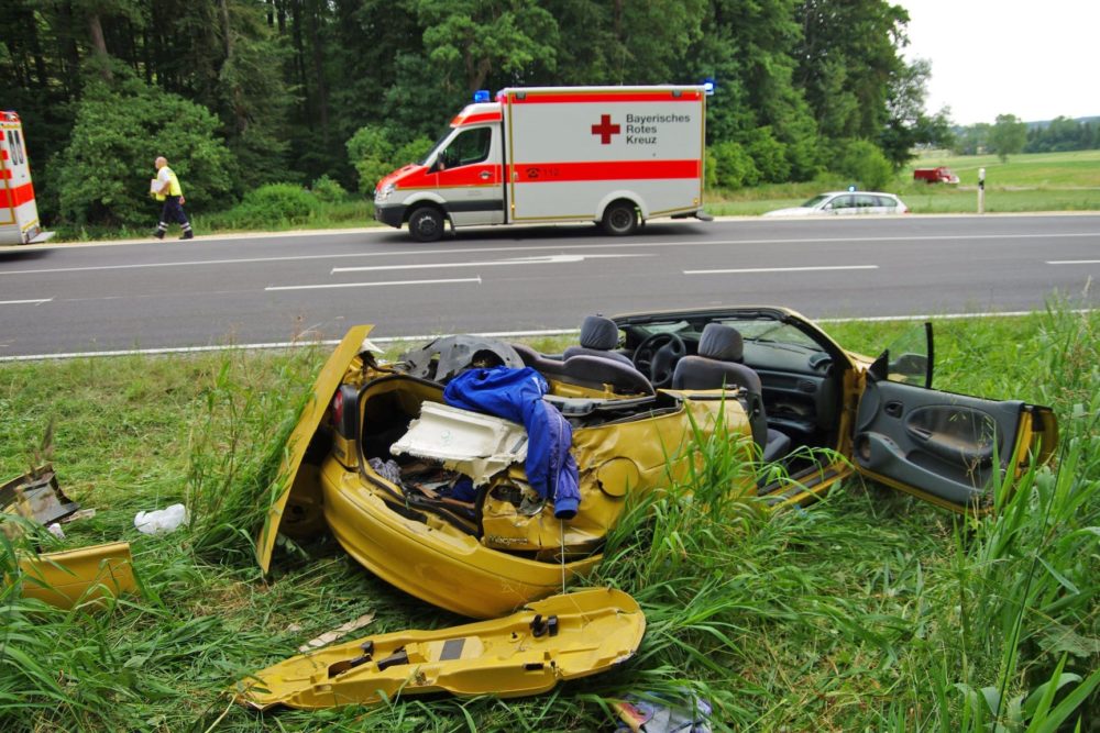 Fünf Verletzte bei Verkehrsunfall mit Cabrio bei Thannhausen.