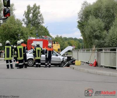 Verkehrsunfall, PKW kracht gegen Geländer der Mindelbrücke in Offingen,