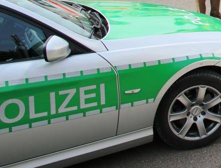 Ein grünes Polizeifahrzeug