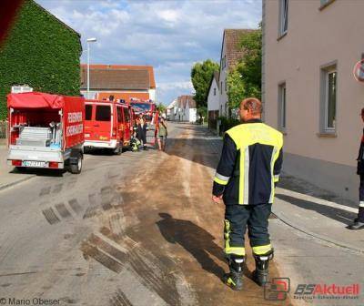 Feuerwehreinsatz wegen einer großen Ölspur in Ichenhausen.