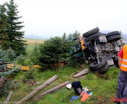 Bagger kippt bei Burgau um.