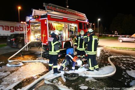 Feuerwehr Ichenhausen fluten Kanal mit Löschschaum wegen Benzindämpfe.