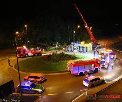 LKW kippt im Kreisverkehr in Günzburg wegen magelnder Ladungssicherung um.