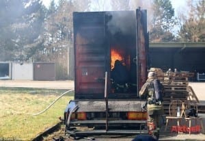 Freiwillige Feuerwehr Leipheim übte im Brandcontainer.