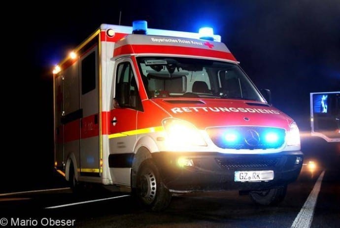 BRK Rettungswagen bei Nacht mit Blaulicht