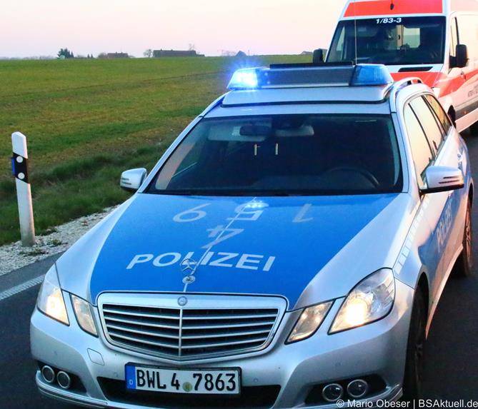 Polizeifahrzeug und Rettungswagen mit Blaulicht