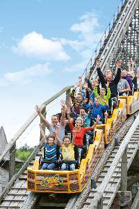 Colossos, die höchste und schnellste Holzachterbahn Europas, bietet Familienspaß ab 12 Jahren im Heide Park Resort in Soltau.