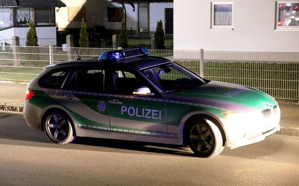 Polizeifahrzeug bei Nacht im Dunkeln