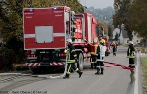 Brand Wohnhaus in Gloettweng Wechsellader Feuerwehr Burgau