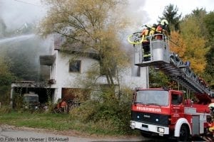 Brand Wohnhaus in Gloettweng Drehleiter Burgau