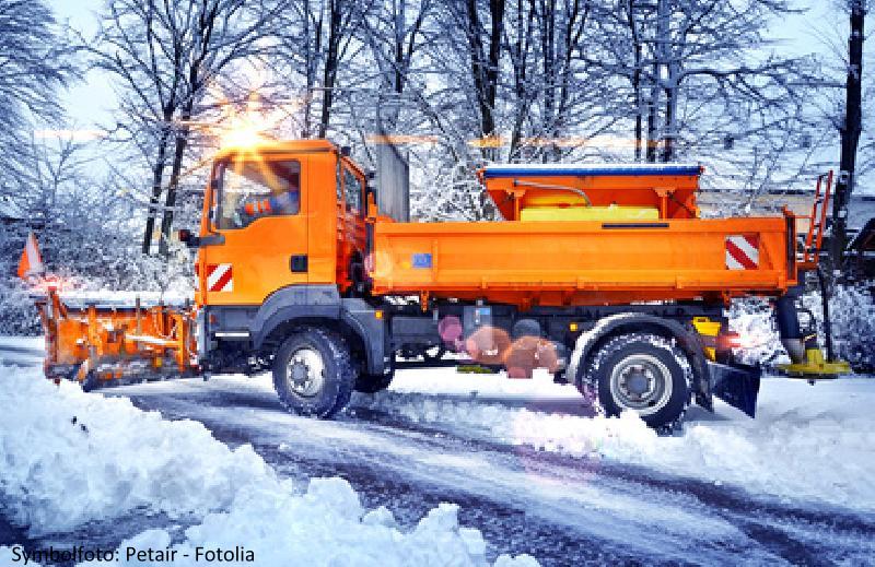 LKW im Winterdienst mit Schneepflug und Salzstreuer