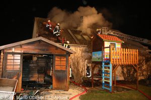 Brand einer Gartenhütte entwickelt sich zum Dachstuhlbrand einer Doppelhaushälfte.