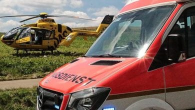 Rettungswagen und Rettungshubschrauber im Hintergrund