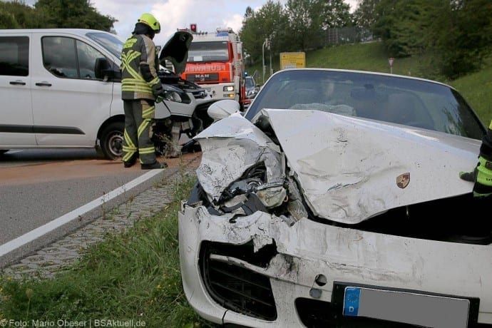 Verkehrsunfall mit Porsche Cabrio in Günzburg