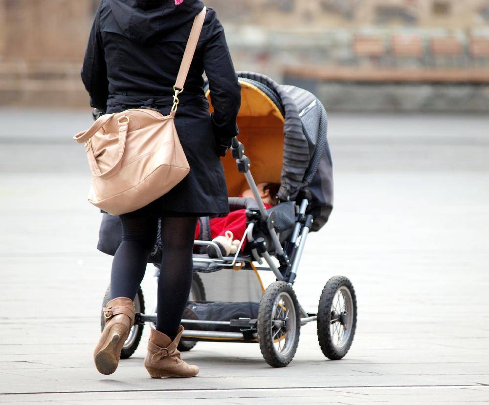 Mutter mit Kleinkind und Kinderwagen