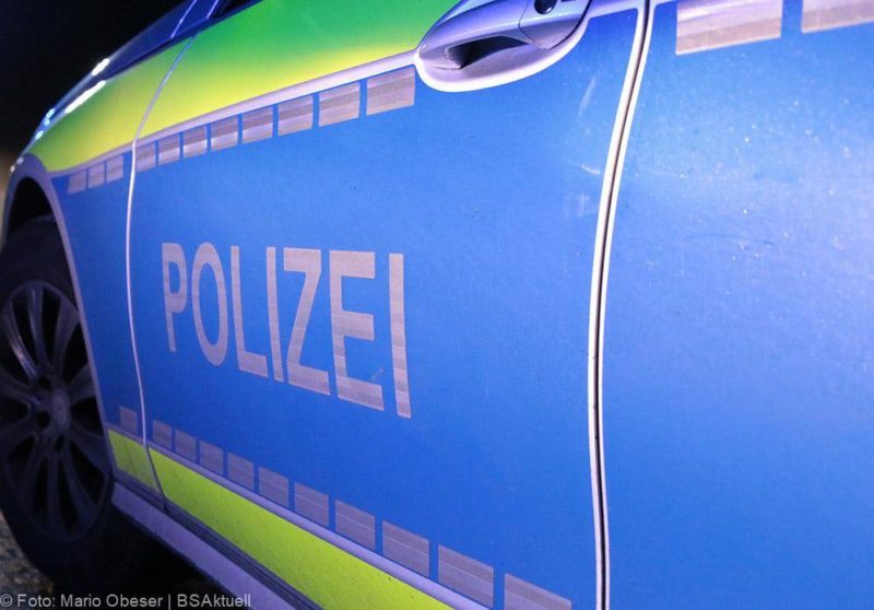 Polizeifahrzeug blau seitlich