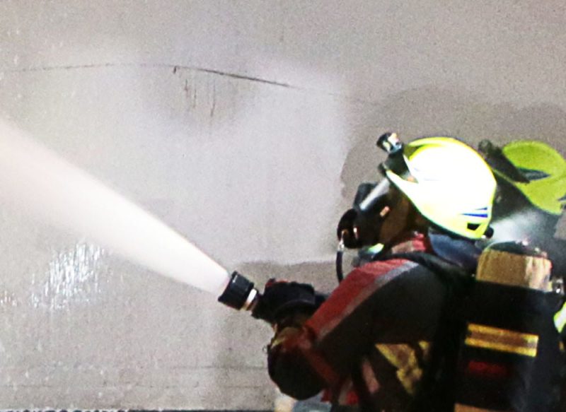 Strahlrohr Feuerwehr löscht