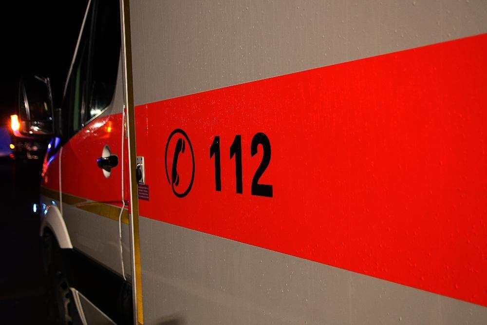 Rettungswagen im Einsatz im Dunkeln