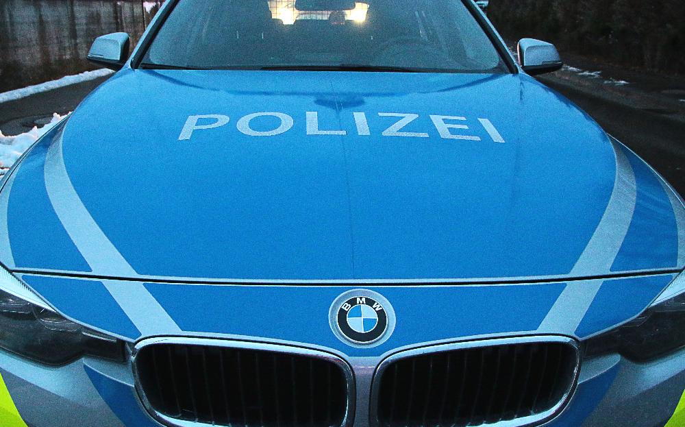 Polizeifahrzeug Winter Dämmerung