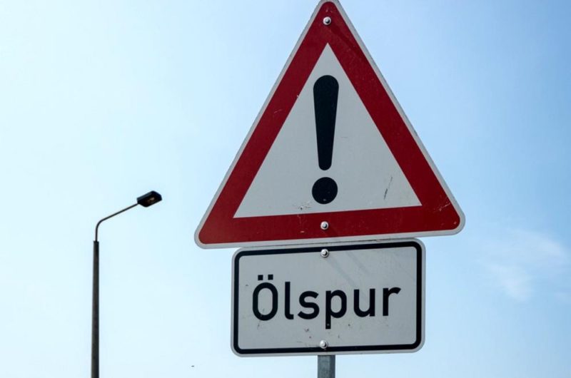 Ölspur Schild Ölunfall