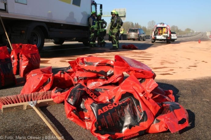 Fahrschulauto prallt gegen Lkw auf der Autobahn 8 im Kreis Günzburg, nahe des Anschlussstelle Günzburg in Richtung Leipheim