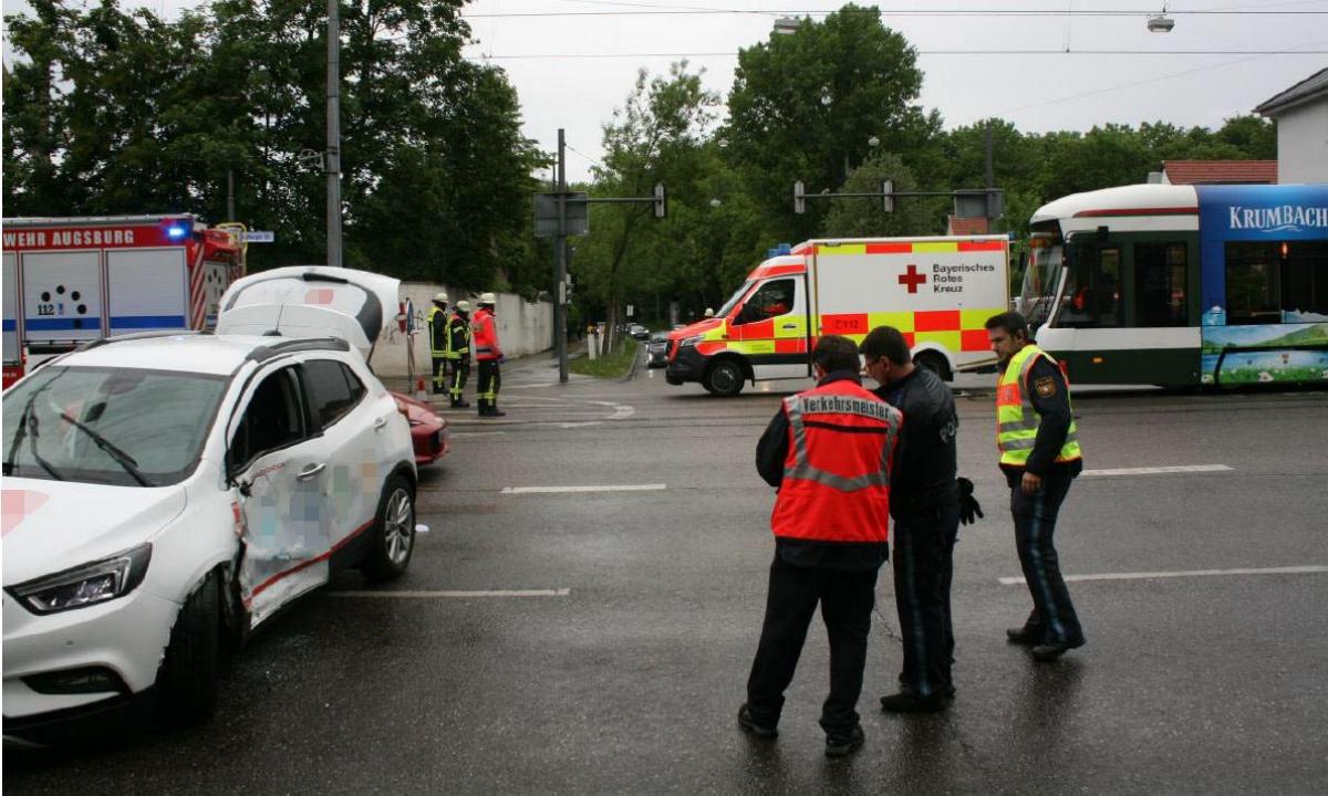 Pkw Strassenbahn Unfall Augsburg 05062020