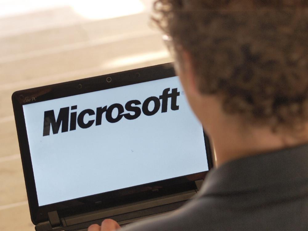 Microsoft-Logo auf einem Computer dts