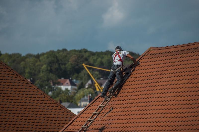 Ein Dachdecker bei der Arbeit.