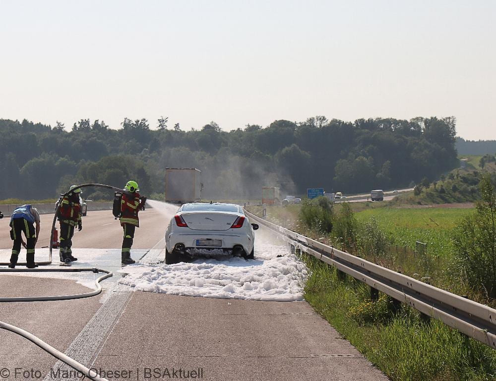 Jaguar brennt auf der A8 bei Burgau