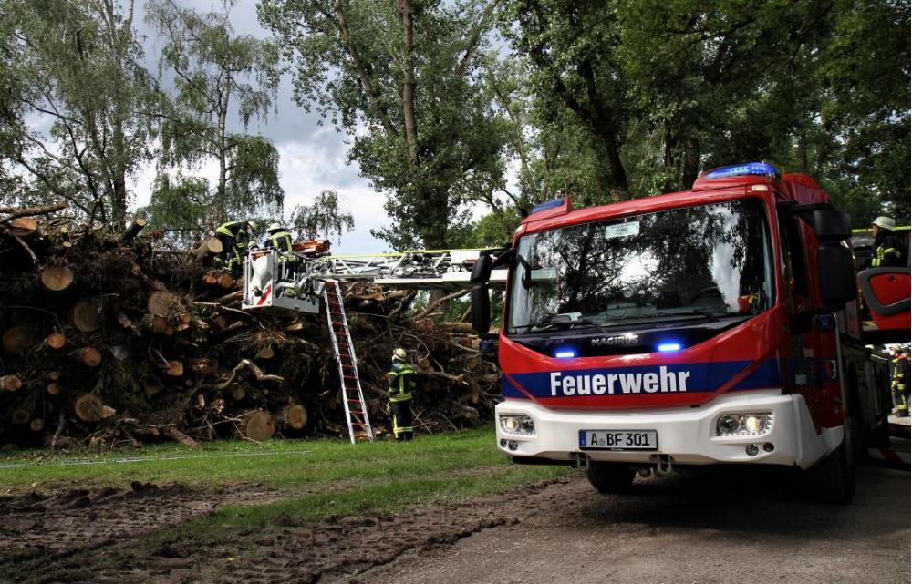 Teenager Holzstapel eingeklemmt Augsburg