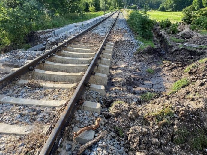 Unterspülte Bahnstrecke.