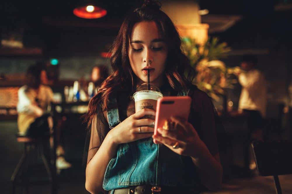 Telefon Kaffee Frau