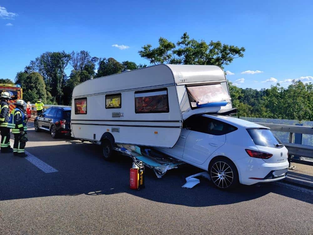 Unfall A8 Leipheim Wohnwagen