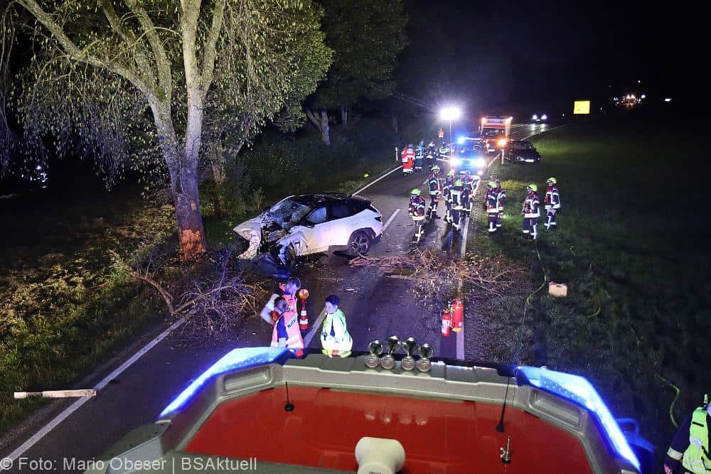 Unfall Offingen, Pkw gegen Baum