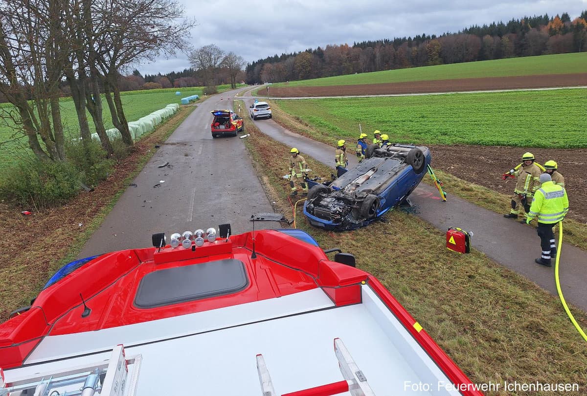 Am Dienstagvormittag, den 19.11.2024, kam es auf der Strecke zwischen Unterrohr und Ichenhausen zu einem schweren Verkehrsunfall, bei dem ein Autofahrer schwer verletzt wurde. Feuerwehr und Rettungsdienst waren im Einsatz.