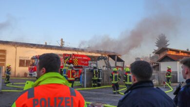 Am Mittwochnachmittag, 25.12.2025, kam es in Offingen zu einem Brand in einer Halle auf dem Gelände des örtlichen Bauhofs. Gegen 15:15 Uhr wurden die Einsatzkräfte alarmiert. Das Feuer brach im oberen Bereich des Gebäudes aus, wo Wechselrichter und ein Batteriespeicher der auf dem Dach montierten Photovoltaikanlage untergebracht sind.