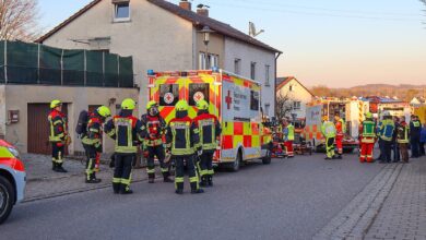 Am späten Mittwochnachmittag, den 5. März 2025, wurde der Rettungsdienst in die Donaustraße in Offingen alarmiert, nachdem eine Person kollabiert war. Vor Ort stellten die Einsatzkräfte Gasgeruch fest. Messgeräte schlugen an, woraufhin umgehend Großalarm ausgelöst wurde.