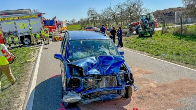 Am Freitagnachmittag, 04.04.2025, kam es auf der Ortsverbindungsstraße GZ4 zwischen Oxenbronn und Großkötz im Landkreis Günzburg zu einem schweren Verkehrsunfall mit einem Traktor und einem Pkw.