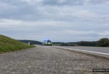 KI-generiertes Symbolfoto zu Verkehrsunfall bei Dürrlauingen