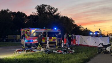 Beitragsbild zu Schwerer Unfall zwischen Traktor und Motorrad bei Leipheim: Biker lebensgefährlich verletzt