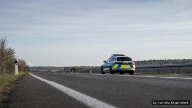 KI-generiertes Symbolfoto zu Verkehrsunfall mit Autobahnsperrung bei A8 bei Merklingen/Lonsee
