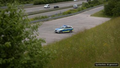 KI-generiertes Symbolfoto zu Verkehrskontrolle bei A7, Parkplatz Hahnenberg-West