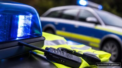 KI-generiertes Symbolfoto zu Polizeieinsatz / Behördenkontrolle bei Augsburg